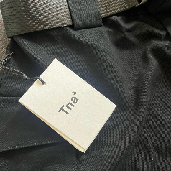 Aritzia TNA Cargo Short with Belt - Picture 4 of 5